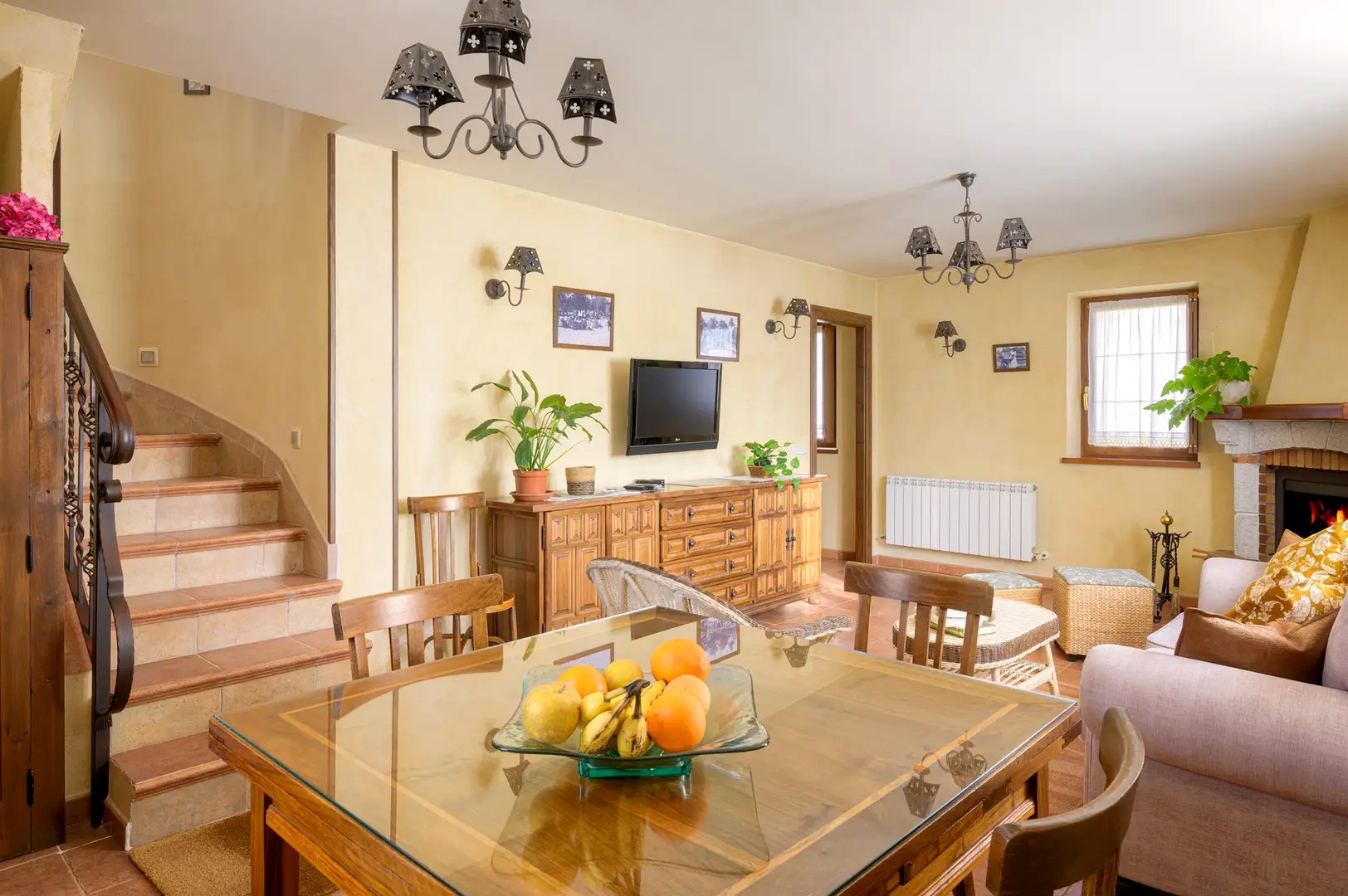 Living-area preview for the Las Fuentes de Mena interactive tour example